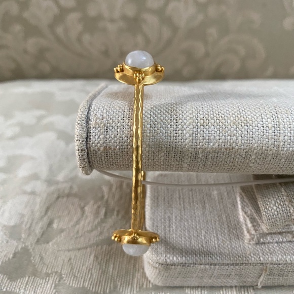 Julie Vos Pearl/White Iridescent Three Stone Bracelet EUC Size M - Picture 6 of 12